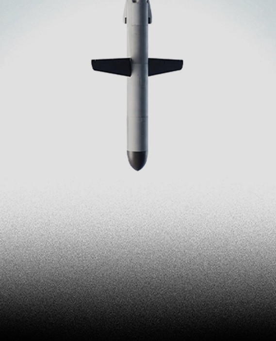 Un missile visto dall'alto su un fondo chiaro che sfuma nel nero.